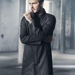 David Beckham con un abrigo de su colección Essentials primavera 2015