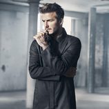 David Beckham con un abrigo de su colección Essentials primavera 2015