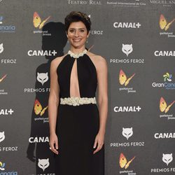 Bárbara Lennie con un vestido negro largo en la alfombra roja de los Premios Feroz 2015