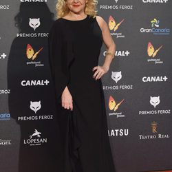 Carmen Machi con un vestido de mangas asimétricas en la alfombra roja de los Premios Feroz 2015