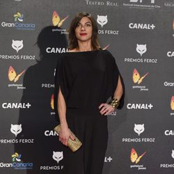 Natalia Tena luciendo un diseño en negro en la alfombra roja de los Premios Feroz 2015
