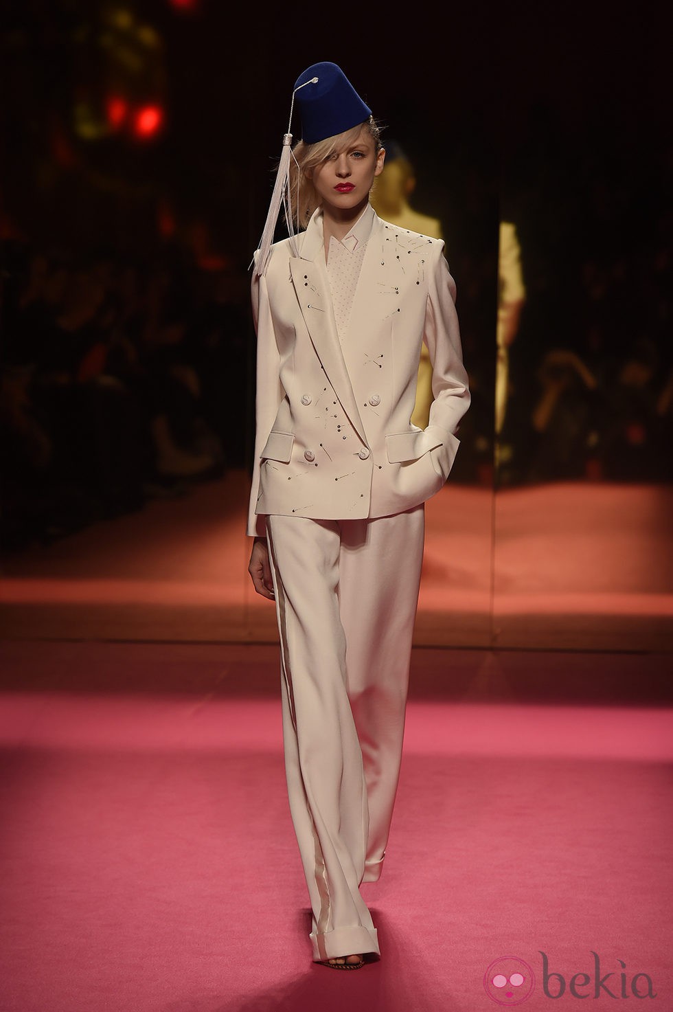 Traje blanco de Schiaparelli en la Semana de la Alta Costura de París primavera/verano 2015