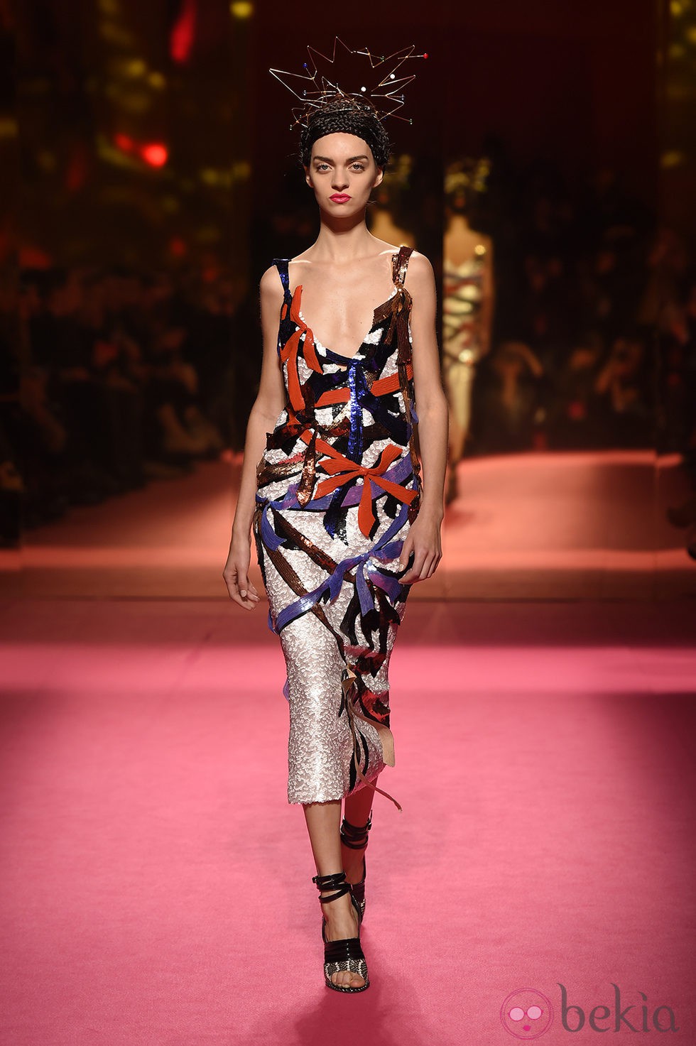Vestido con superposiciones de Schiaparelli en la Semana de la Alta Costura de París primavera/verano 2015