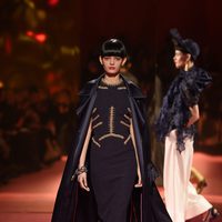 Vestido negro de Schiaparelli en la Semana de la Alta Costura de París primavera/verano 2015