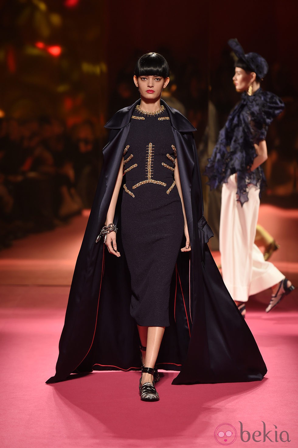 Vestido negro de Schiaparelli en la Semana de la Alta Costura de París primavera/verano 2015