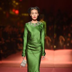Vestido verde de Schiaparelli en la Semana de la Alta Costura de París primavera/verano 2015