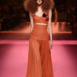 Look naranja de Schiaparelli en la Semana de la Alta Costura de París primavera/verano 2015