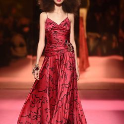Vestido rojo de Schiaparelli en la Semana de la Alta Costura de París primavera/verano 2015