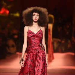 Vestido rojo de Schiaparelli en la Semana de la Alta Costura de París primavera/verano 2015