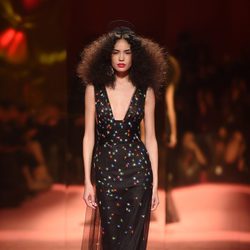 Vestido negro con estrellas de Schiaparelli en la Semana de la Alta Costura de París primavera/verano 2015