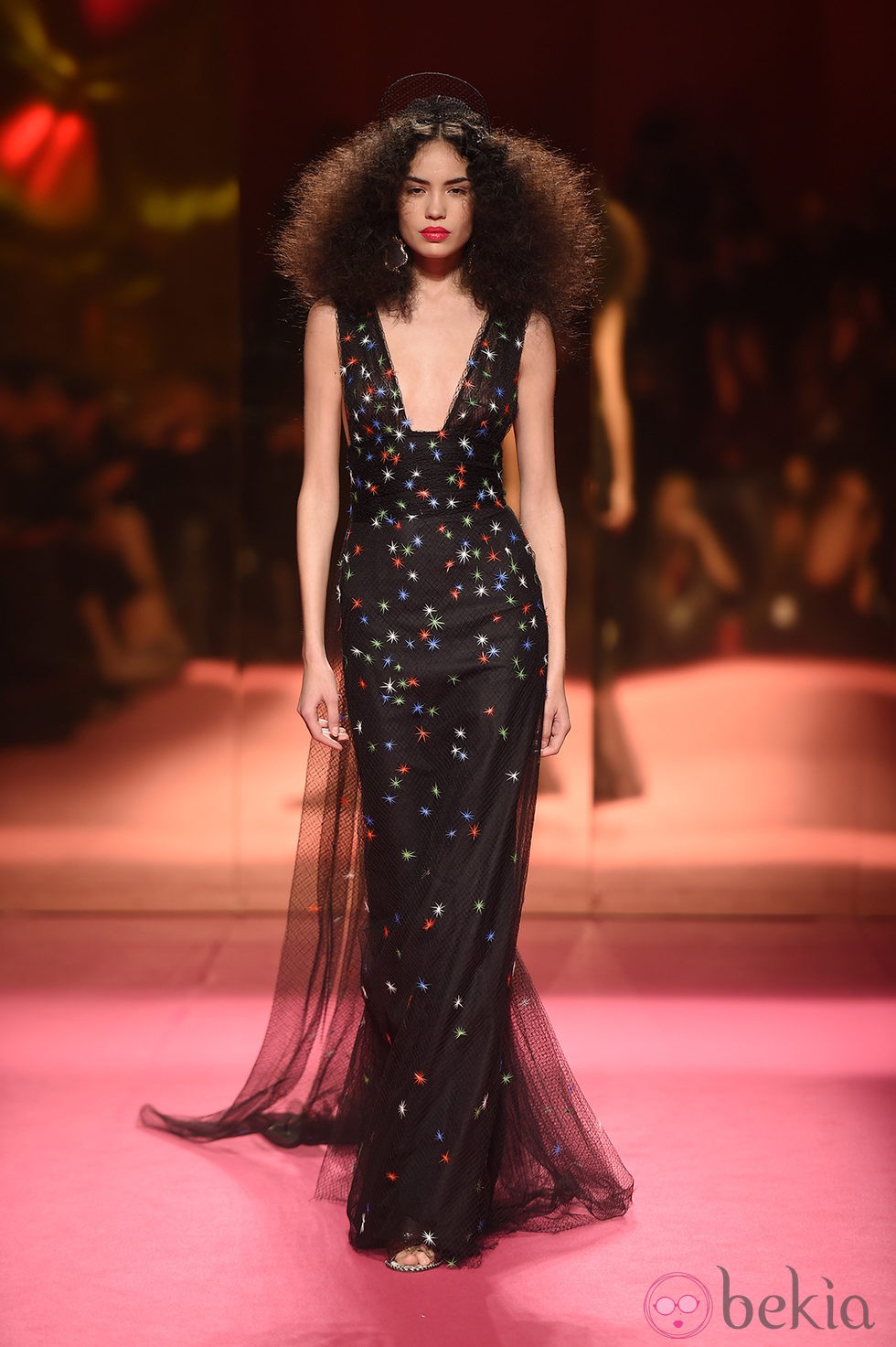 Vestido negro con estrellas de Schiaparelli en la Semana de la Alta Costura de París primavera/verano 2015