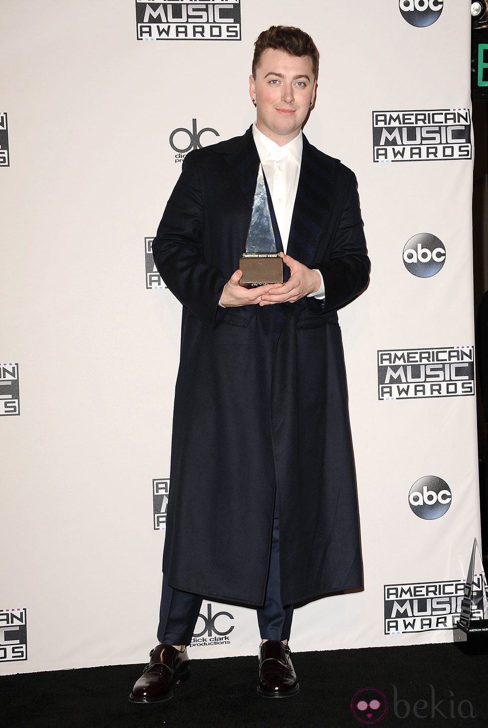 Sam Smith con su premio de los American Music Awards 2014
