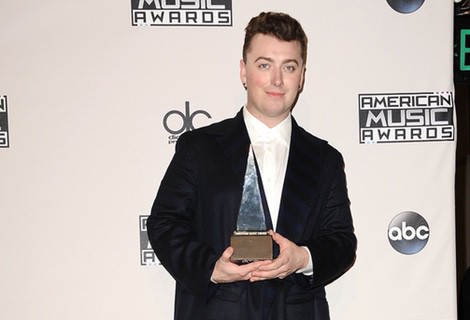 Sam Smith con su premio de los American Music Awards 2014