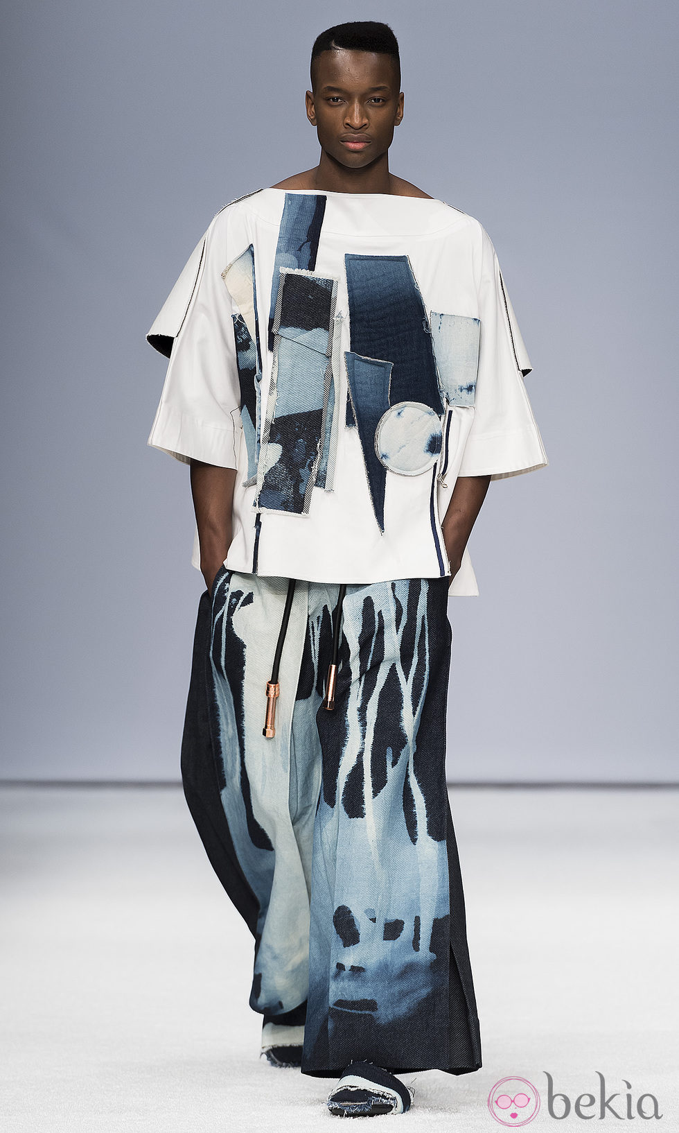 Pantalón y camiseta en azul de la colección de Ximon Lee en la Fashion Week de Estocolmo