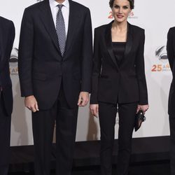 La Reina Letizia con un esmoquin negro en la gala de los 25 años de Antena 3