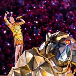 Katy Perry con un llamativo vestido en la Super Bowl 2015