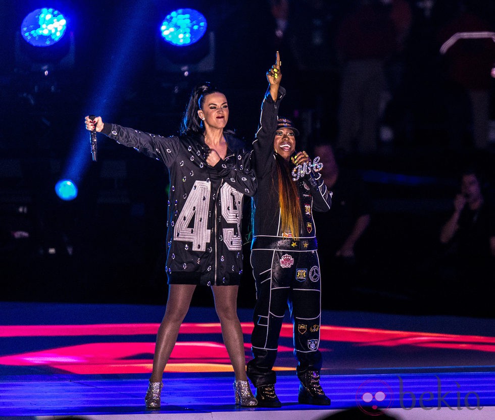 Katy Perry con una chaqueta negra larga en la Super Bowl 2015