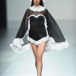 Modelo en blanco y negro de Carlos Díez, colección primavera 2012