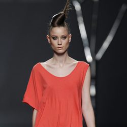 Vestido rojo de la colección primavera 2012 de Sara Coleman en Cibeles