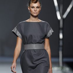 Vestido gris de la colección primavera 2012 de Sara Coleman en Cibeles
