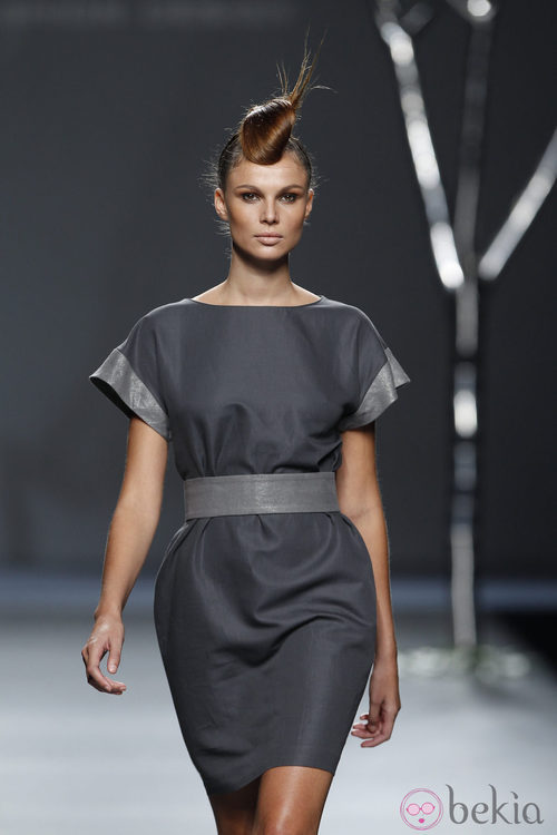 Vestido gris de la colección primavera 2012 de Sara Coleman en Cibeles