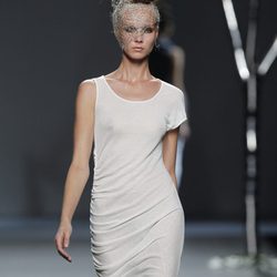 Vestido blanco de la colección primavera 2012 de Sara Coleman en Cibeles