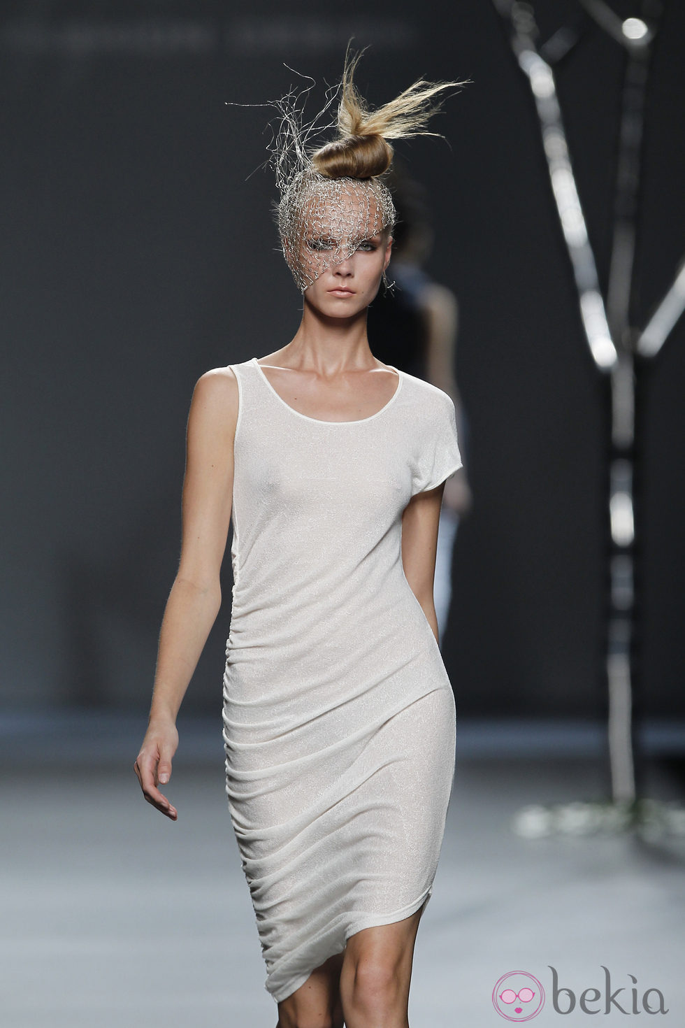 Vestido blanco de la colección primavera 2012 de Sara Coleman en Cibeles
