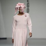 Vestido y tocado rosado para hombre de Ibai Labega en Cibeles, colección primavera 2012
