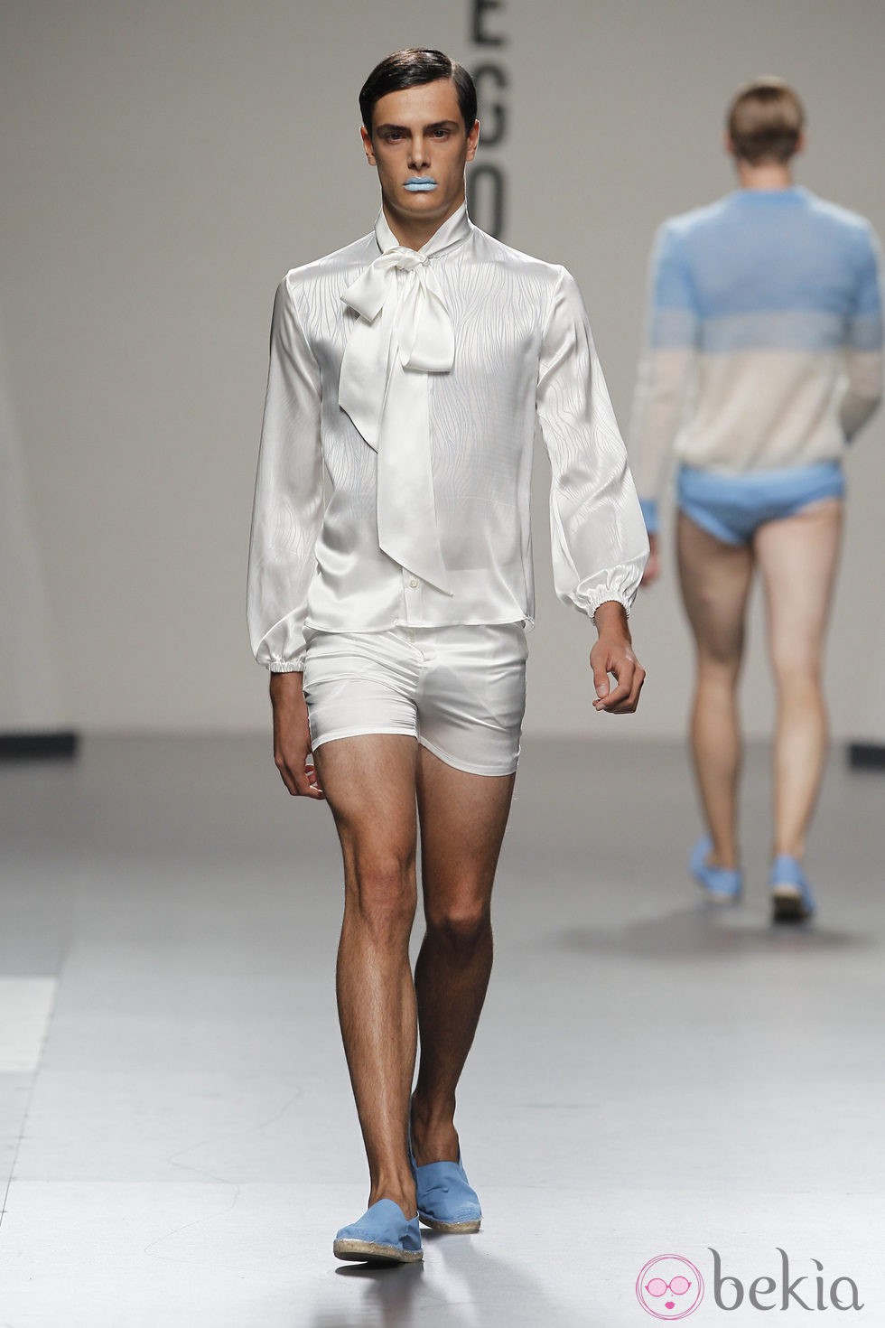 Blusa con lazo y short blanco para hombre de Ibai Labega en Cibeles, colección primavera 2012