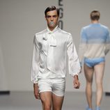 Blusa con lazo y short blanco para hombre de Ibai Labega en Cibeles, colección primavera 2012