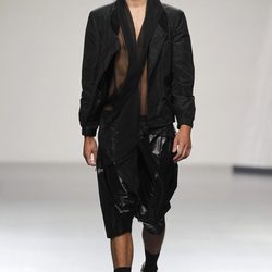 Chaqueta y pantalón en negro de hombre de Alberto Puras en Cibeles, colección primavera 2012