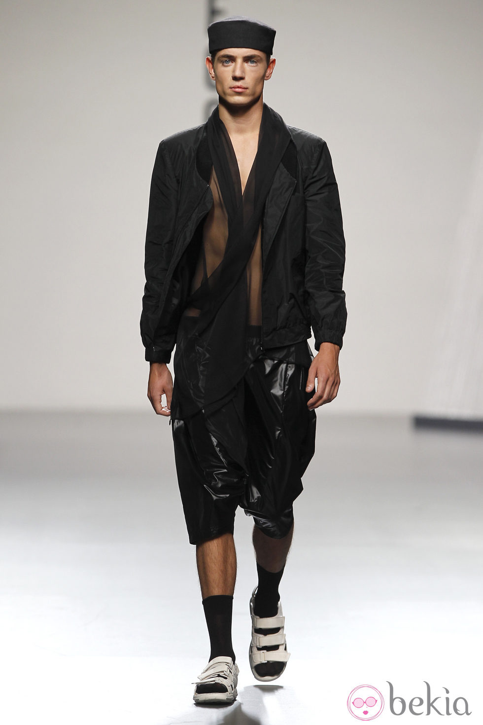 Chaqueta y pantalón en negro de hombre de Alberto Puras en Cibeles, colección primavera 2012