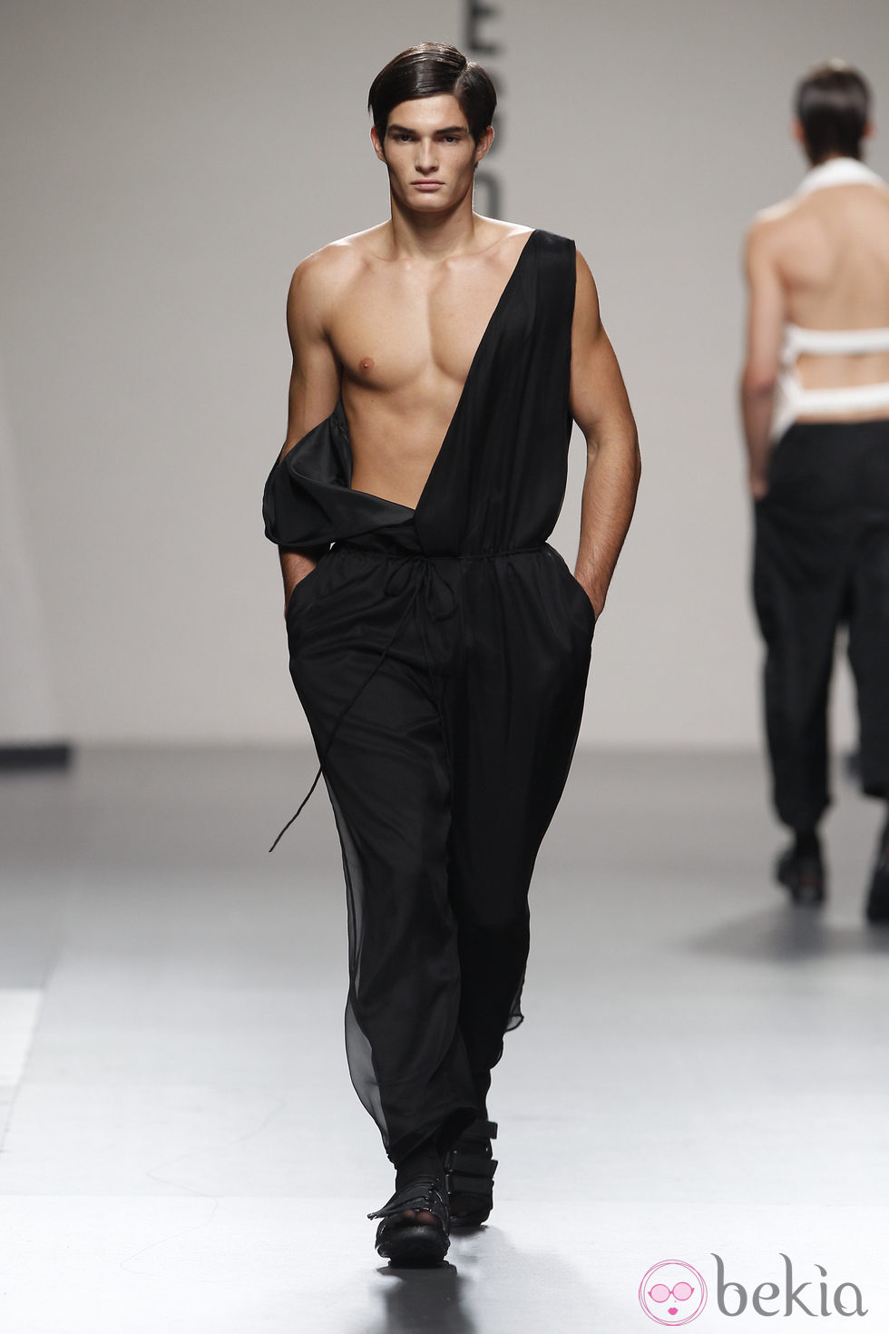 Pantalón negro ancho con tirantes de Alberto Puras en Cibeles, colección primavera 2012