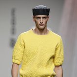 Jersey amarillo y shorts en tono gris de Alberto Puras en Cibeles, colección primavera 2012