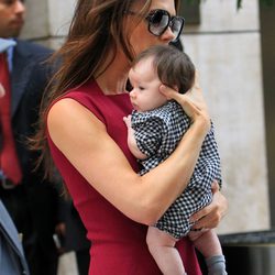 Victoria Beckham con su hija Harper Seven en brazos