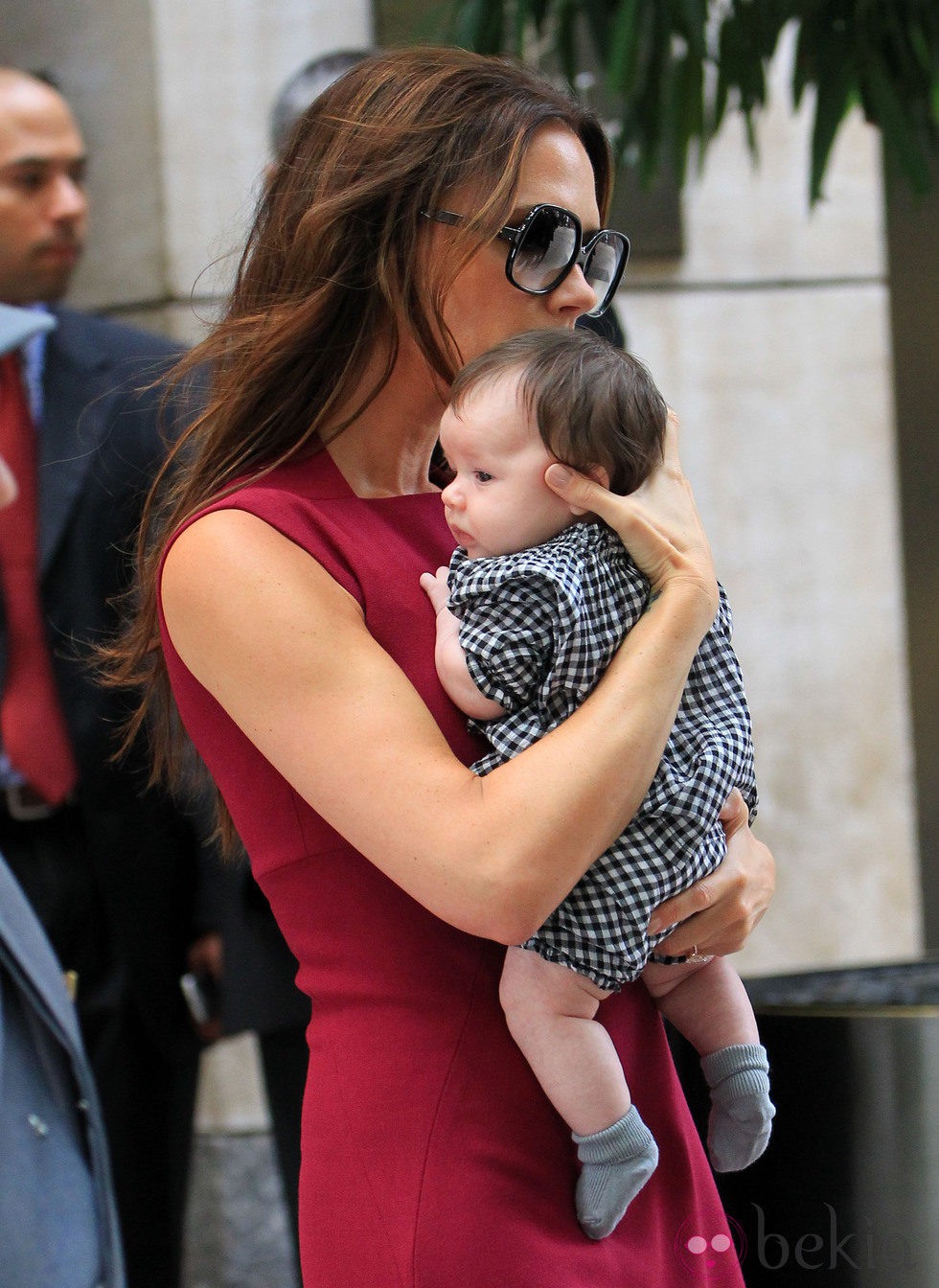 Victoria Beckham con su hija Harper Seven en brazos