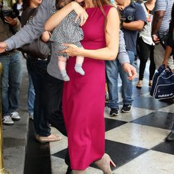 Victoria Beckham, con botas de Christian Louboutin, y su hija Harper Seven
