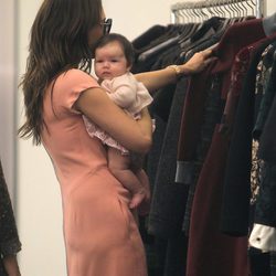 Victoria Beckham elige ropa con su hija Harper Seven