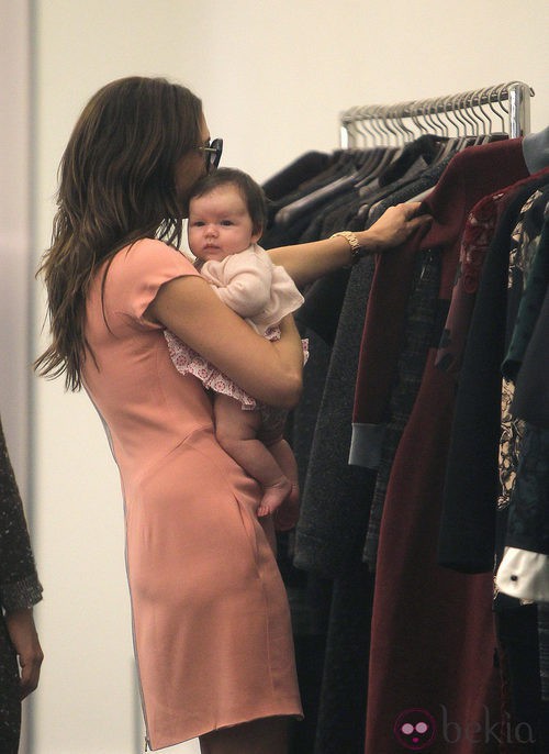 Victoria Beckham elige ropa con su hija Harper Seven