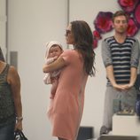 Victoria Beckham con vestido rosa de su marca y su hija Harper Seven
