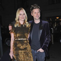 El diseñador Christopher Bailey y la actriz Kate Bosworth