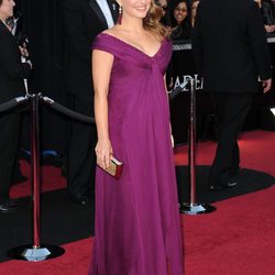 Natalie Portman con un 'clutch' dorado de Roger Vivier y vestido de Rodarte en los Oscar 2011