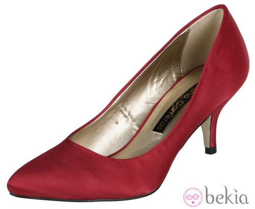 Zapato rojo de tacón medio de Lorena Carreras, colección otoño/invierno 2011