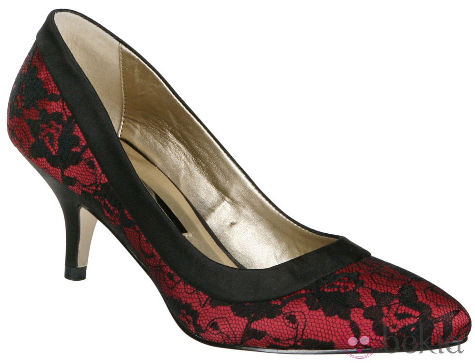 Zapato de tacón rojo con encaje de Lorena Carreras, colección otoño/invierno 2011