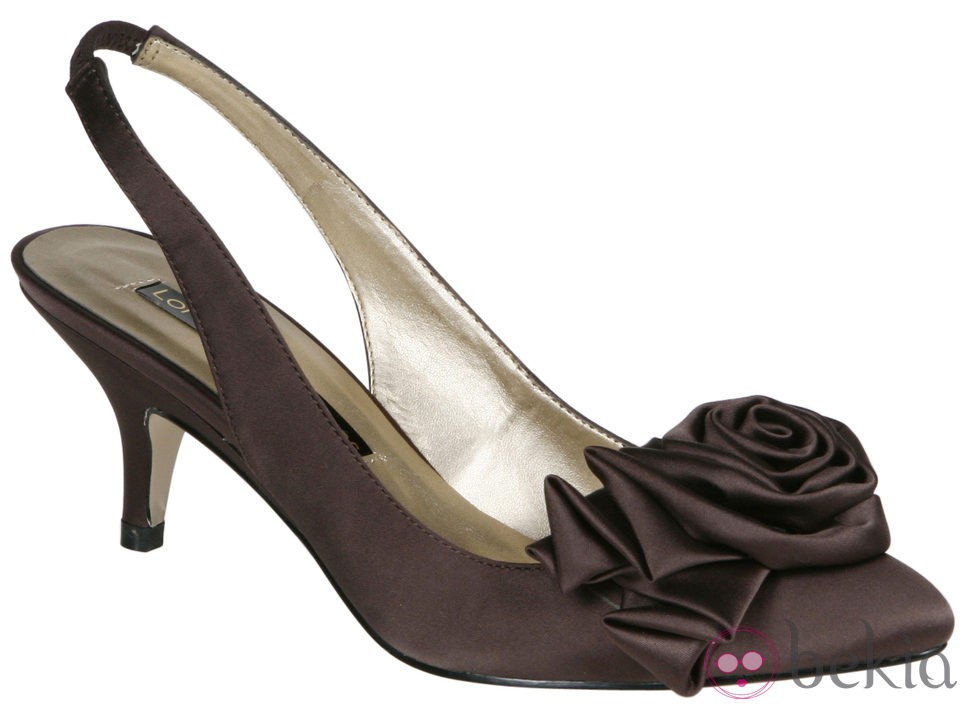 Zapato color chocolate con flor de Lorena Carreras, colección otoño/invierno 2011