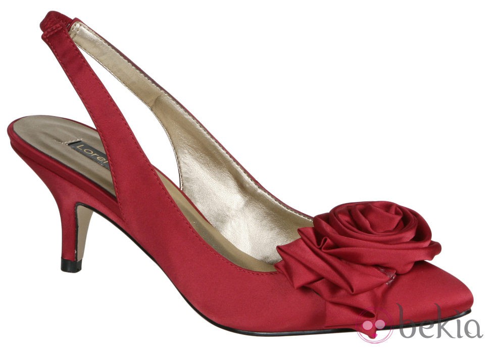 Zapato rojo con flor de Lorena Carreras, colección otoño/invierno 2011