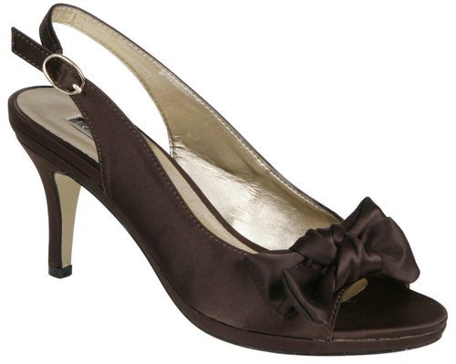 Zapatos peep toe chocolate con lazo de Lorena Carreras, colección otoño/invierno 2011