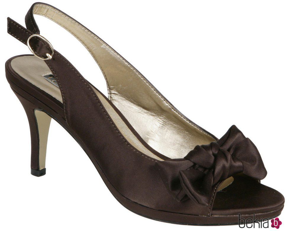 Zapatos peep toe chocolate con lazo de Lorena Carreras, colección otoño/invierno 2011