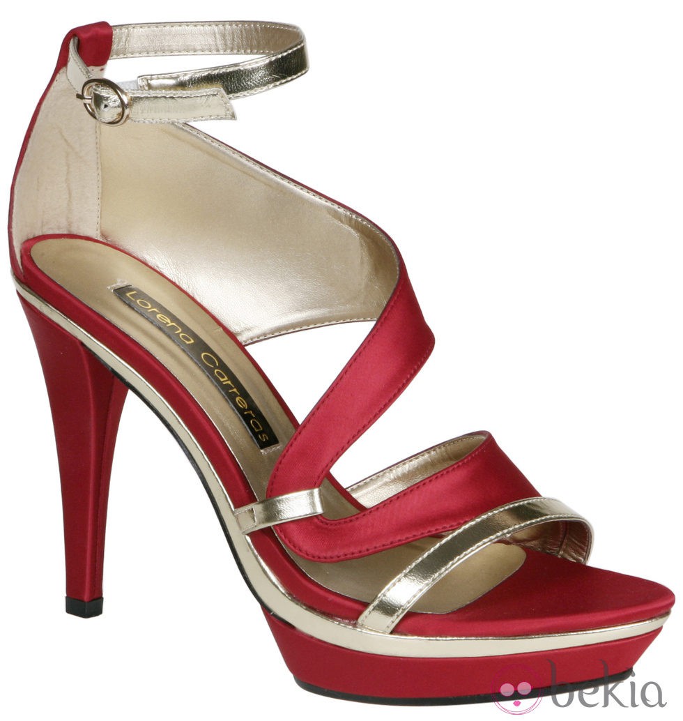 Sandalias de tiras en tonos rojo y oro de Lorena Carreras, colección otoño/invierno 2011