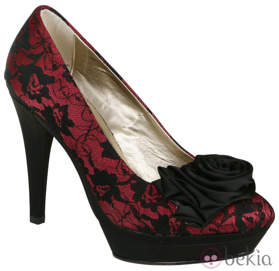 Zapatos rojos de encaje con flor de Lorena Carreras, colección otoño/invierno 2011